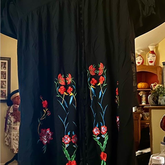 Fillyboo Black Maxi Dress with Vibrant Floral Embroidery (XL) - Picture 4 of 8